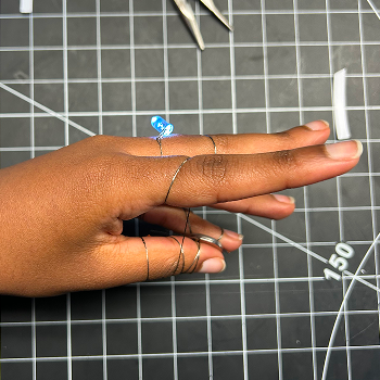 When I touch my fingers together, the light lights up.